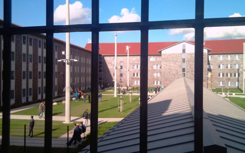 Blick aus dem Fenster in den Hof