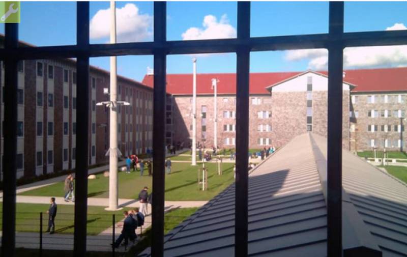 Blick aus dem Fenster in den Hof